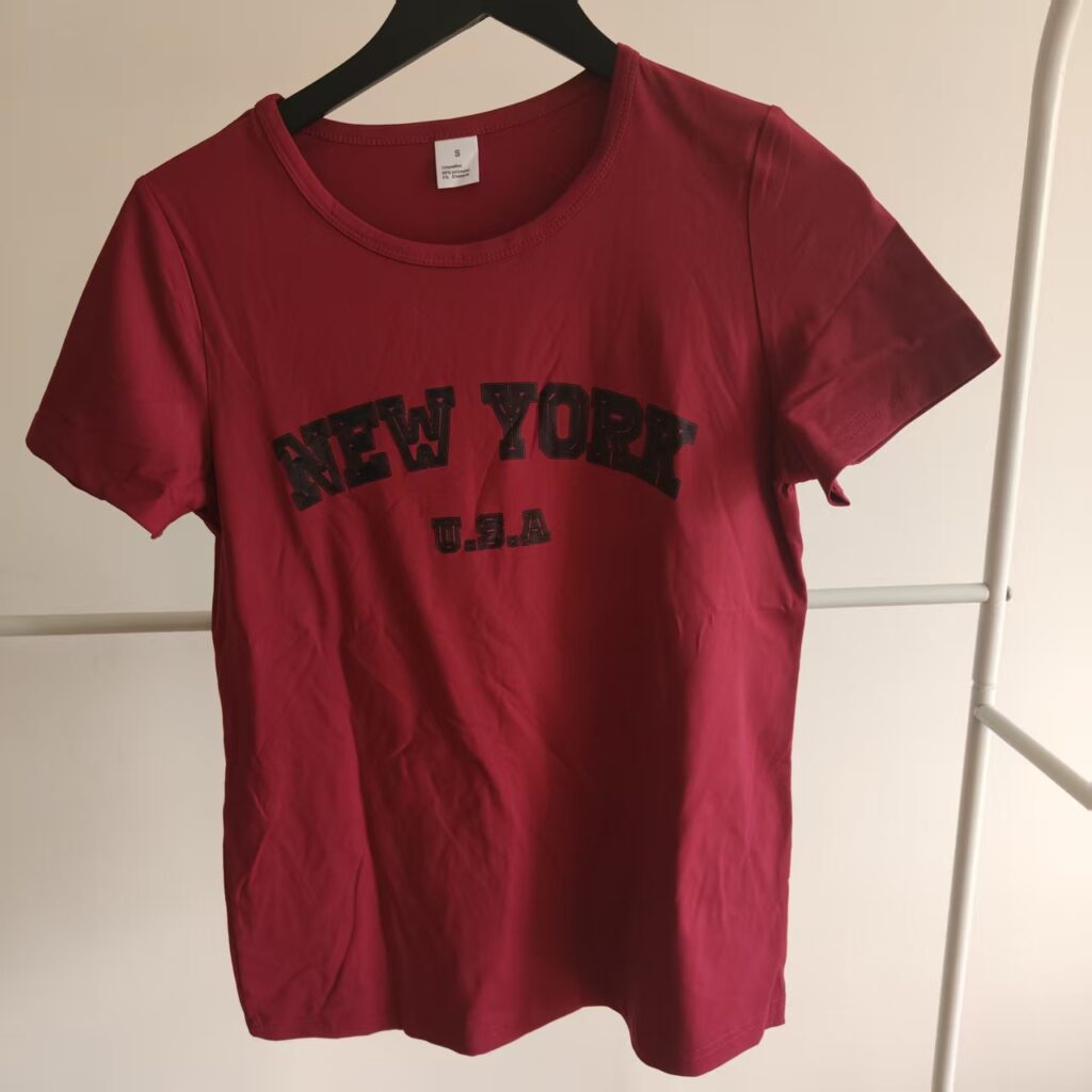 A wine-colored round-neck short-sleeved T-shirt with a stylish design image 1